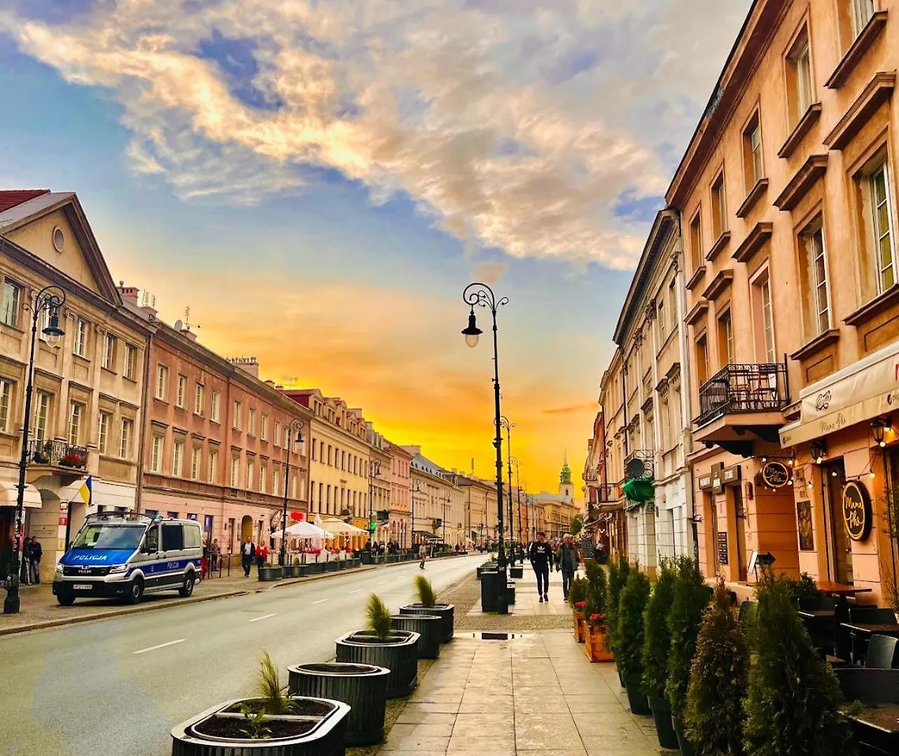 Apartment With Antique Furniture In The Old Town, Metro Warsaw Poland