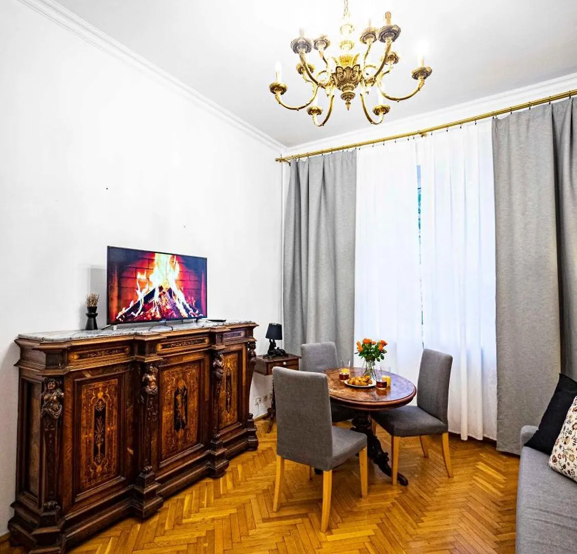 Apartment With Antique Furniture In The Old Town, Metro Warsaw