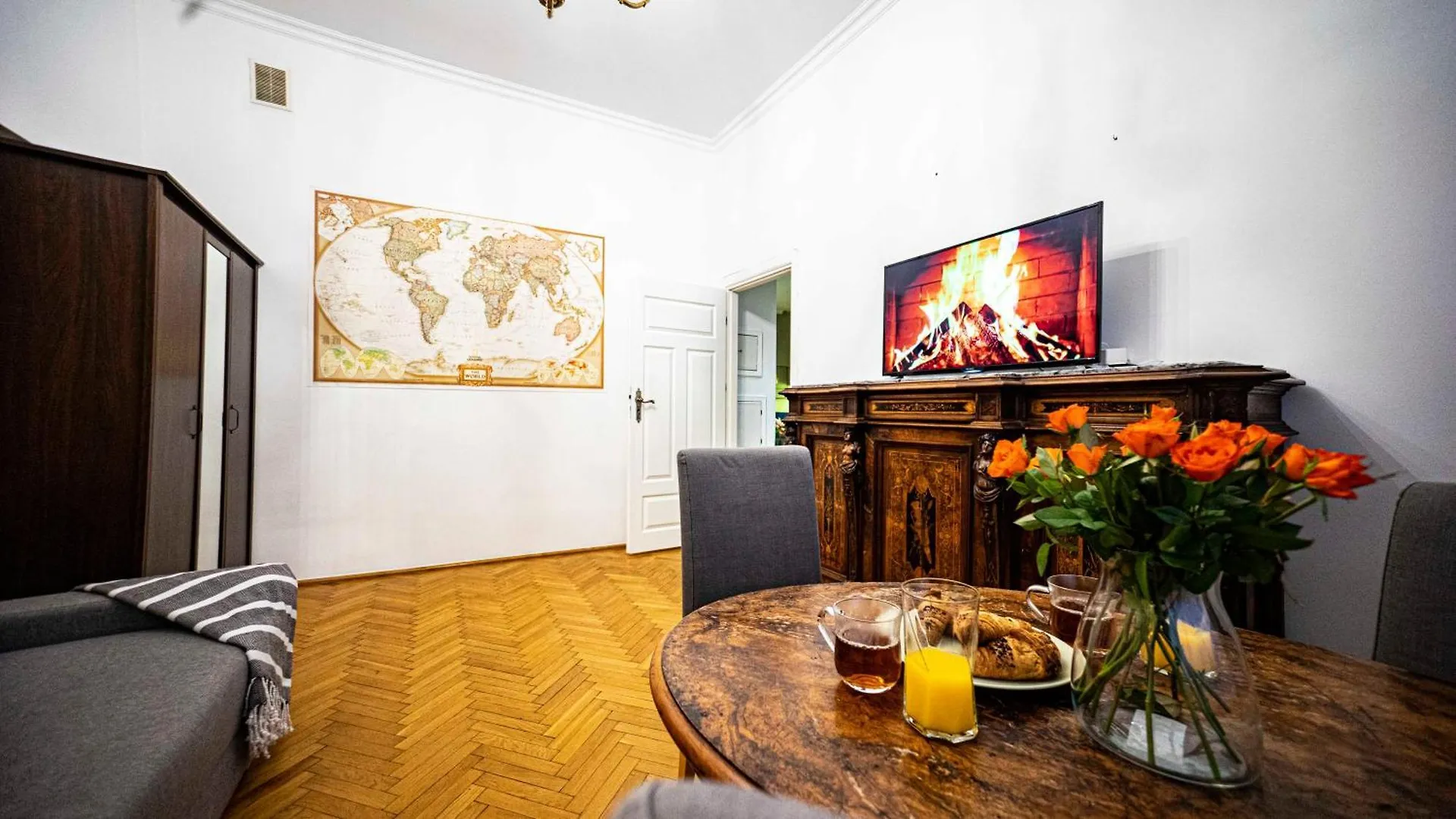 Apartment With Antique Furniture In The Old Town, Metro Warsaw