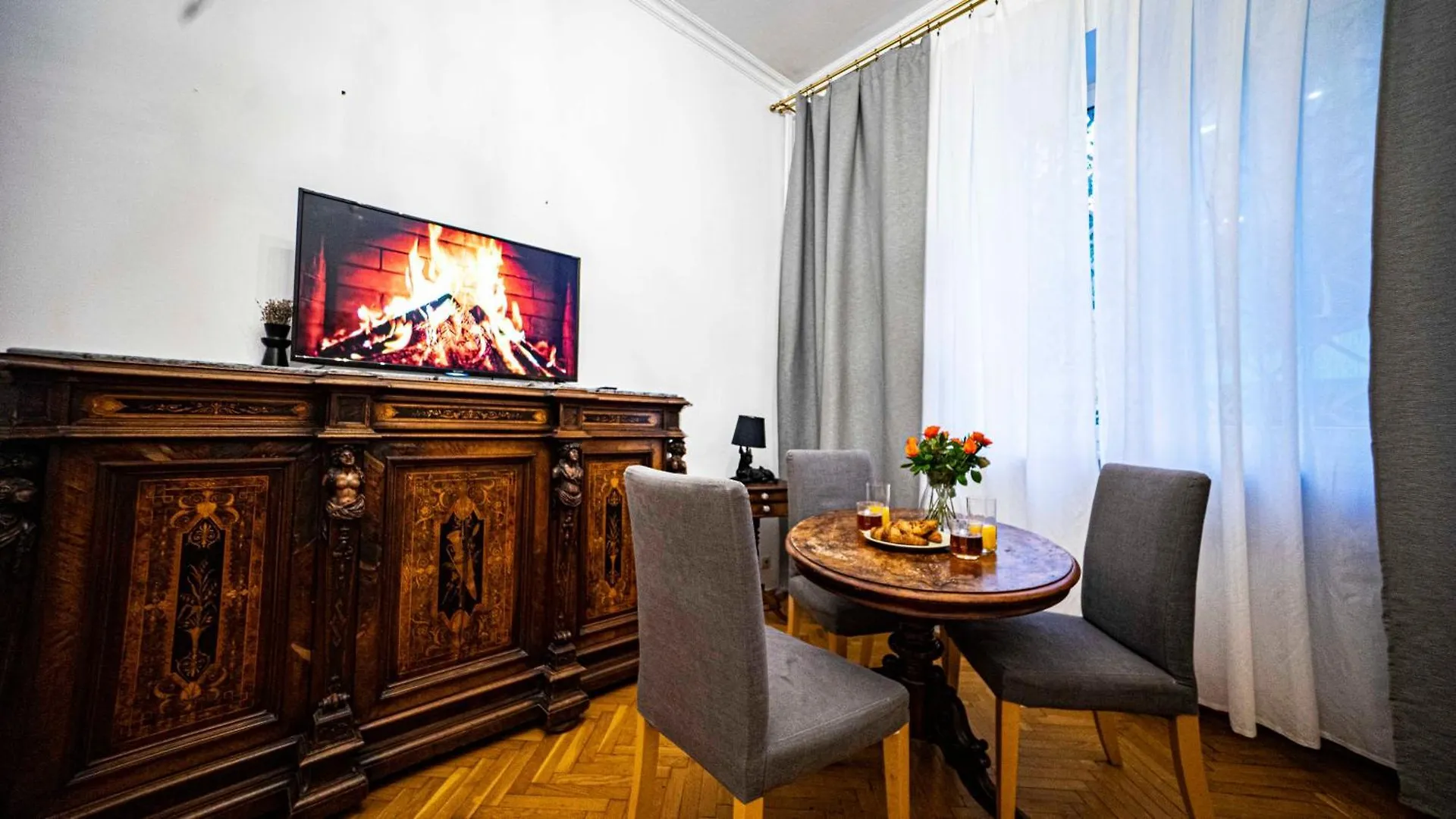 Apartment With Antique Furniture In The Old Town, Metro Warsaw