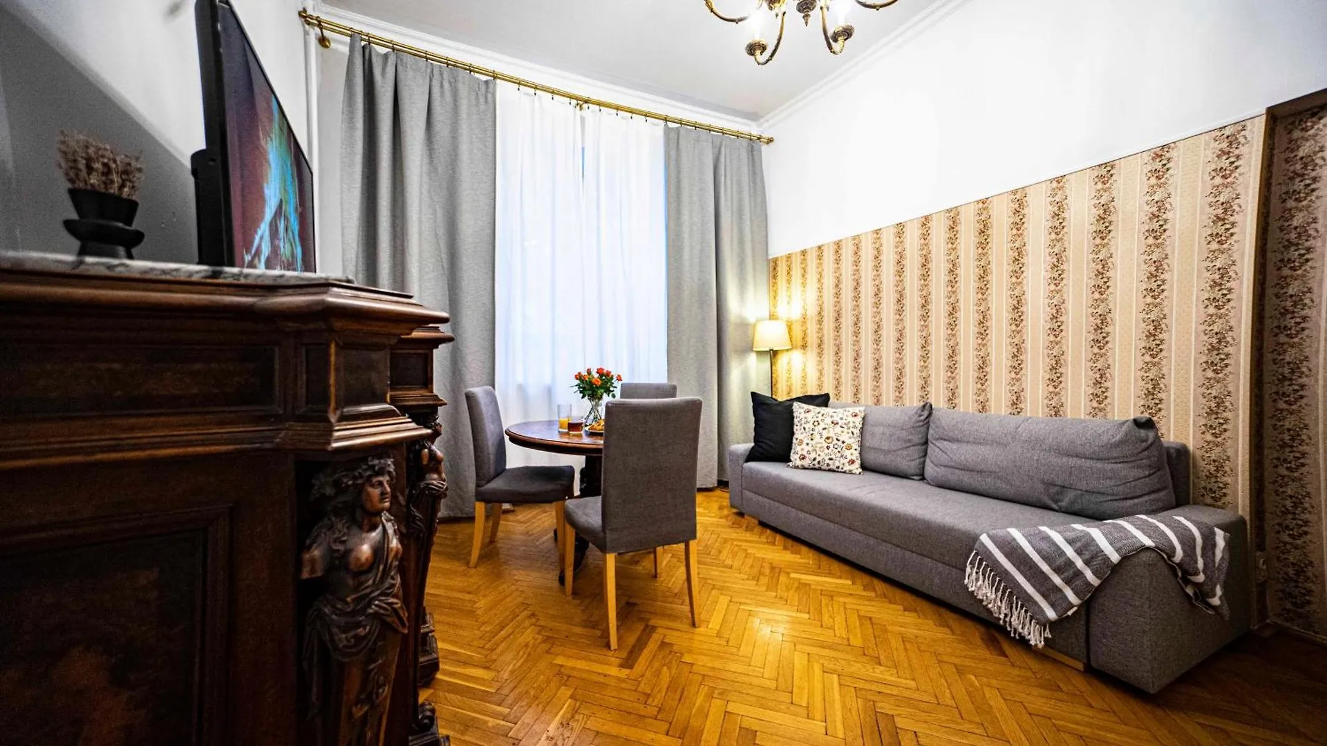 Apartment With Antique Furniture In The Old Town, Metro Warsaw