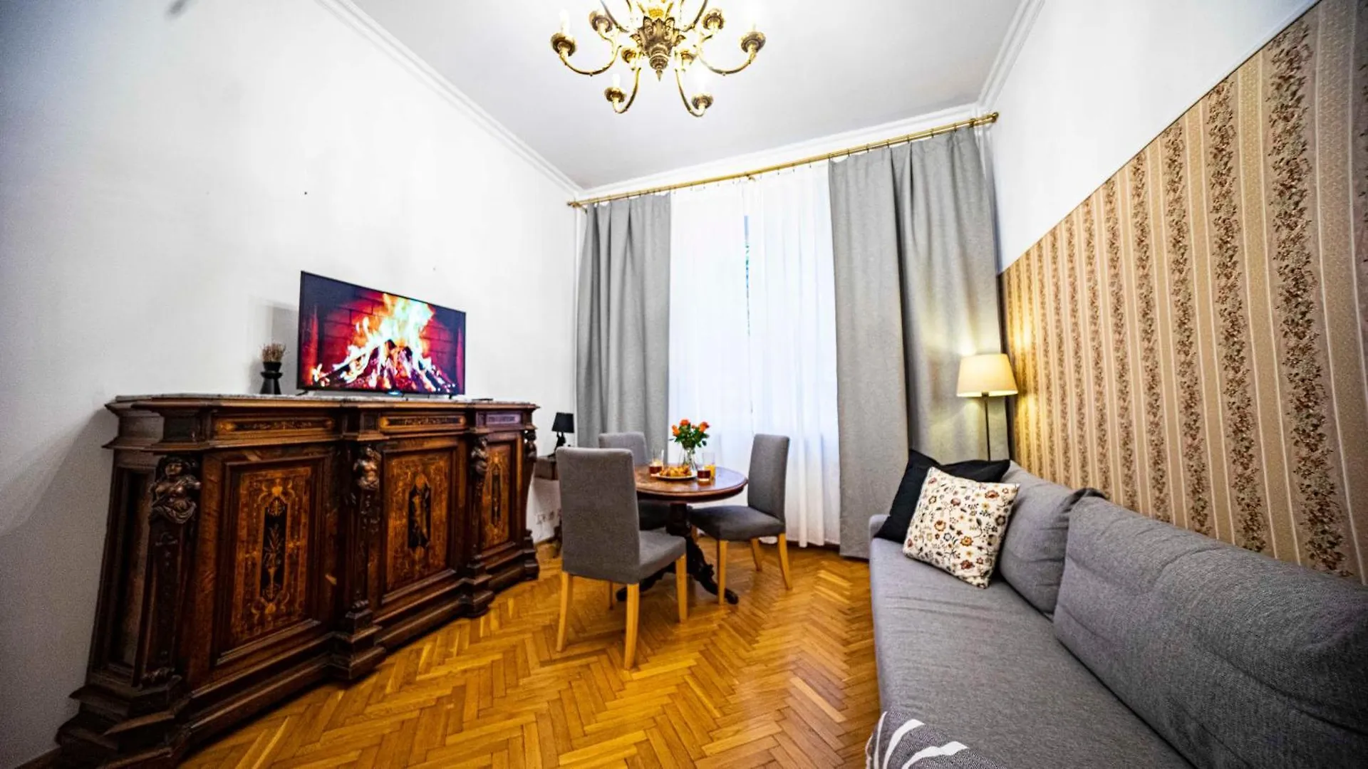 Apartment With Antique Furniture In The Old Town, Metro Warsaw Poland