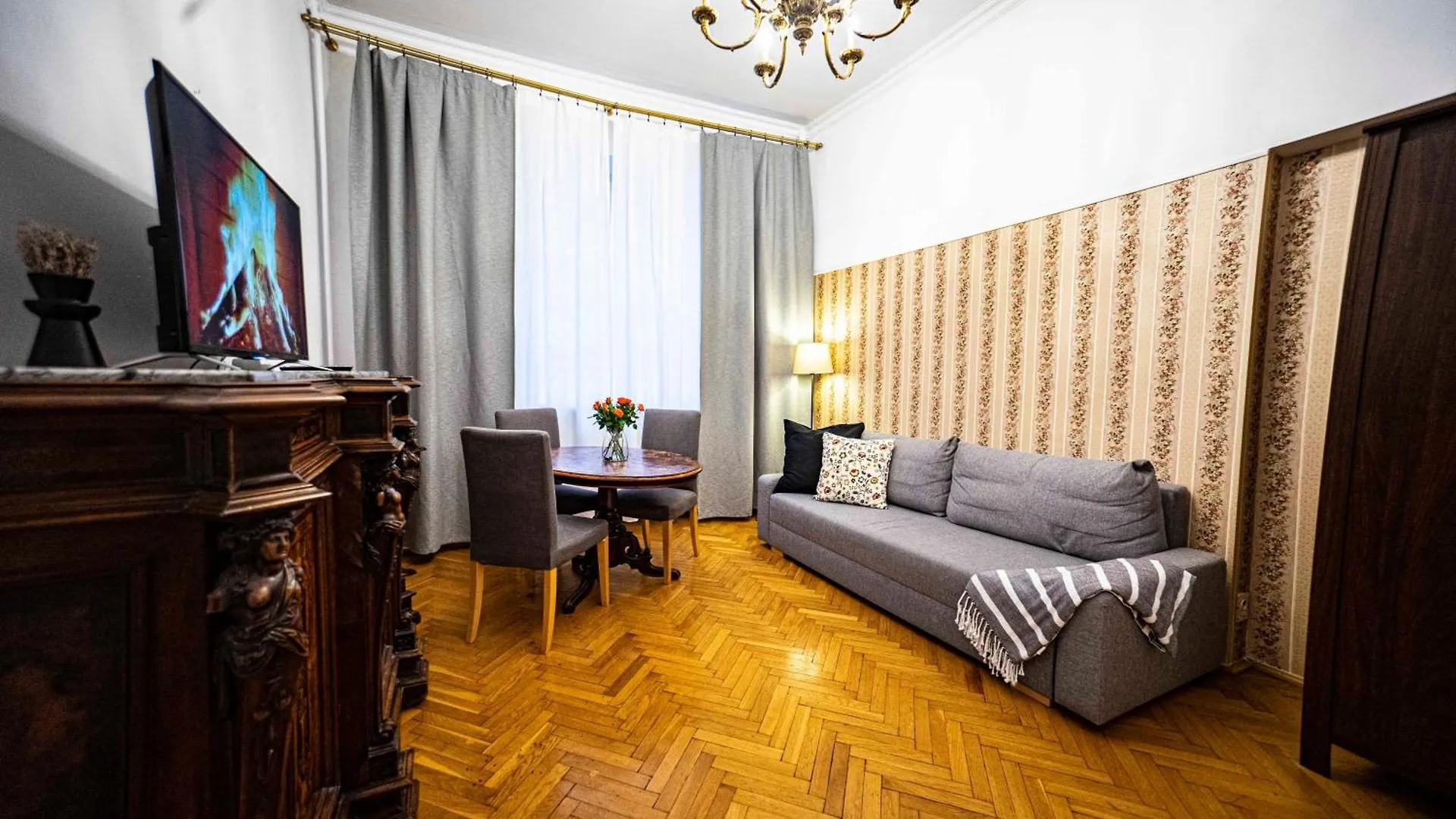 Apartment With Antique Furniture In The Old Town, Metro Warsaw